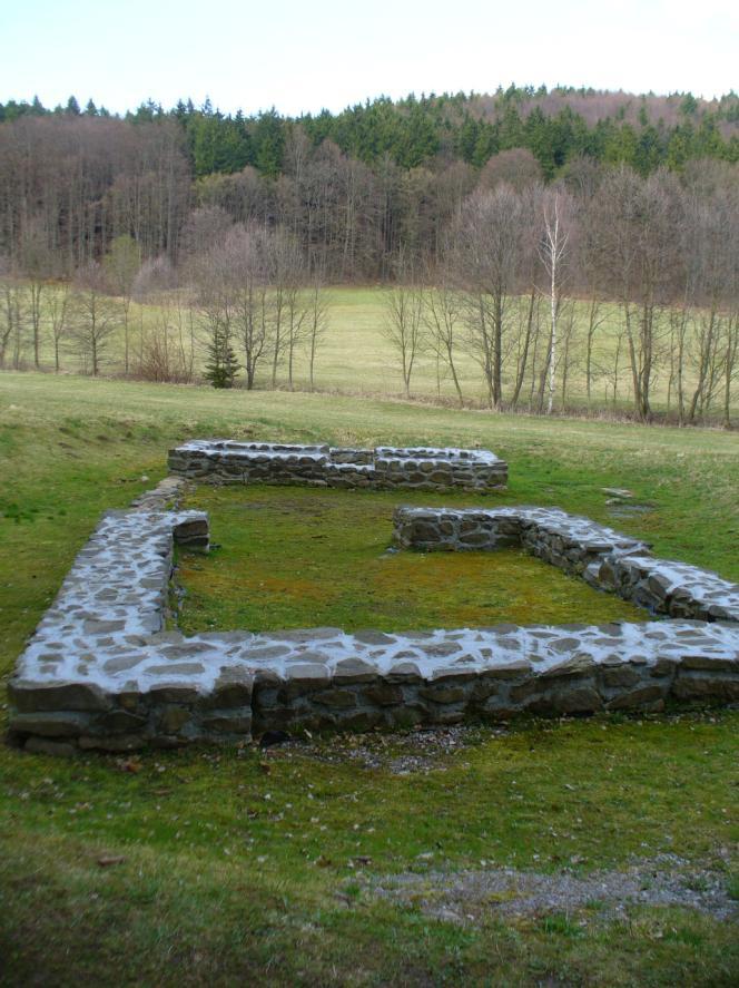 dále přenesl kovářskou výheň (vyzděná část vpravo) a zastřešil síň. Žil tu pár měsíců, než byl donucen přesídlit do jiné osady, protože osada Bystřec se již neobnovila.