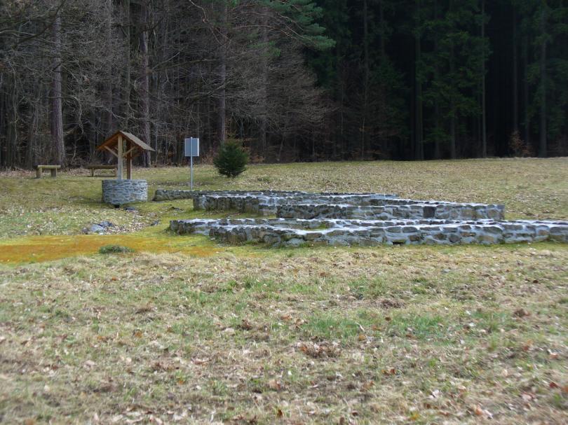 Kolem domu dříve byl i plot, který končil právě před studnou, aby se všichni obyvatelé z vesnice dostali k vodě. Tento dům patřil k největším domům v osadě.