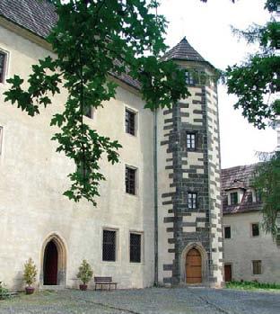 Ti stáli nejspíše také za vznikem osady řemeslníků a kupců, která dostala jméno podle Beneše z Michalovic, zvaného Věrný. Ten zdejší statky vlastnil v letech 1302 1332.