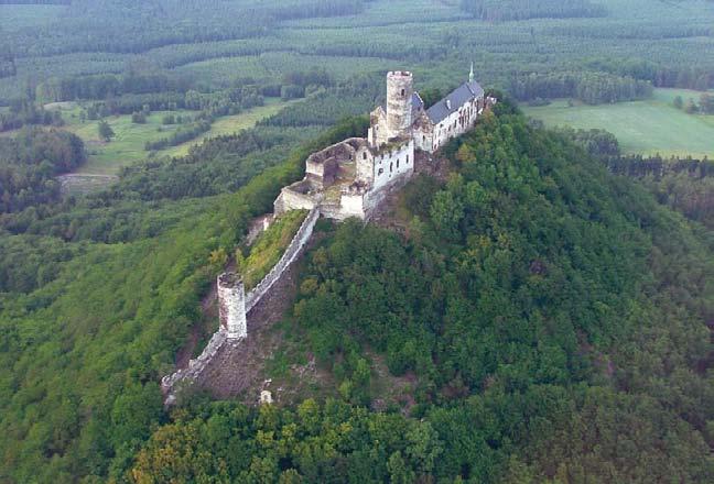 Bezděz 4 Osamělé dvojvrší Bezdězů je viditelné ze vzdálenosti sta i více kilometrů. Vyšší z obou kopců si vybral český král Přemysl Otakar II.