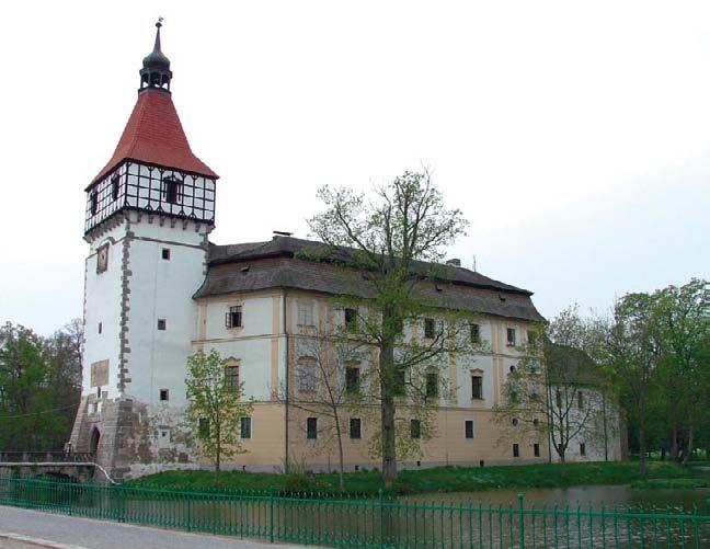 Blatná 6 Na místě dnešního zámku stával románský hrad Blatná, který dostal jméno podle polohy na skalisku uprostřed bažin. Tento vodní hrad nechal vybudovat Vyšemír, současník krále Václava I., v 1.