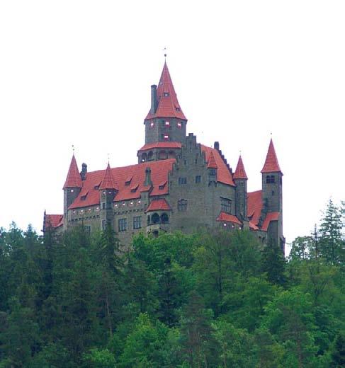 Bouzov 9 Uprostřed lesů severozápadně od Olomouce se nad mírně zvlněnou krajinou tyčí pohádkový hrad. Jeho vysoká věž-hláska je důvěrně známa z filmové pohádky O princezně Jasněnce a létajícím ševci.