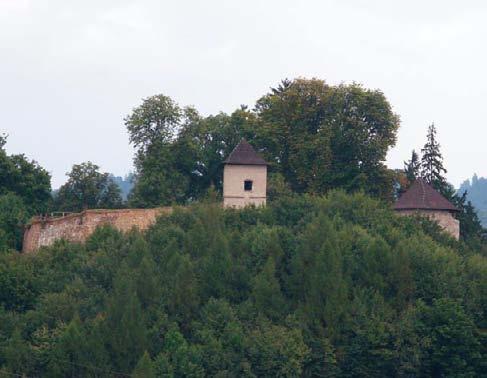 Brumov 11 Pomineme-li dávné osídlení těsně před začátkem našeho letopočtu, byla pro stavbu brumovského hradu zvolena středně vysoká ostrožna, na níž bylo ve 12.