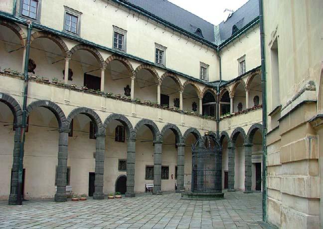Bruntál 12 Zeměpanské horní město Freudenthal bylo založeno již před rokem 1213, roku 1456 je zaznamenáno jeho počeštěné pojmenování Bruntál.