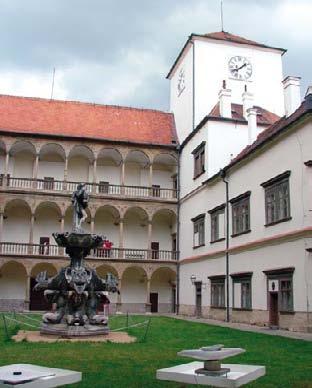 Původní tvrz stávala severně od dnešního města ve svahu vrchu Kalvárie na místě dodnes zvaném Hradisko.