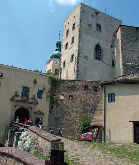 Buchlov 16 Buchlov patří k nejstarším, největším a přitom nejlépe zachovaným hradům na Moravě.