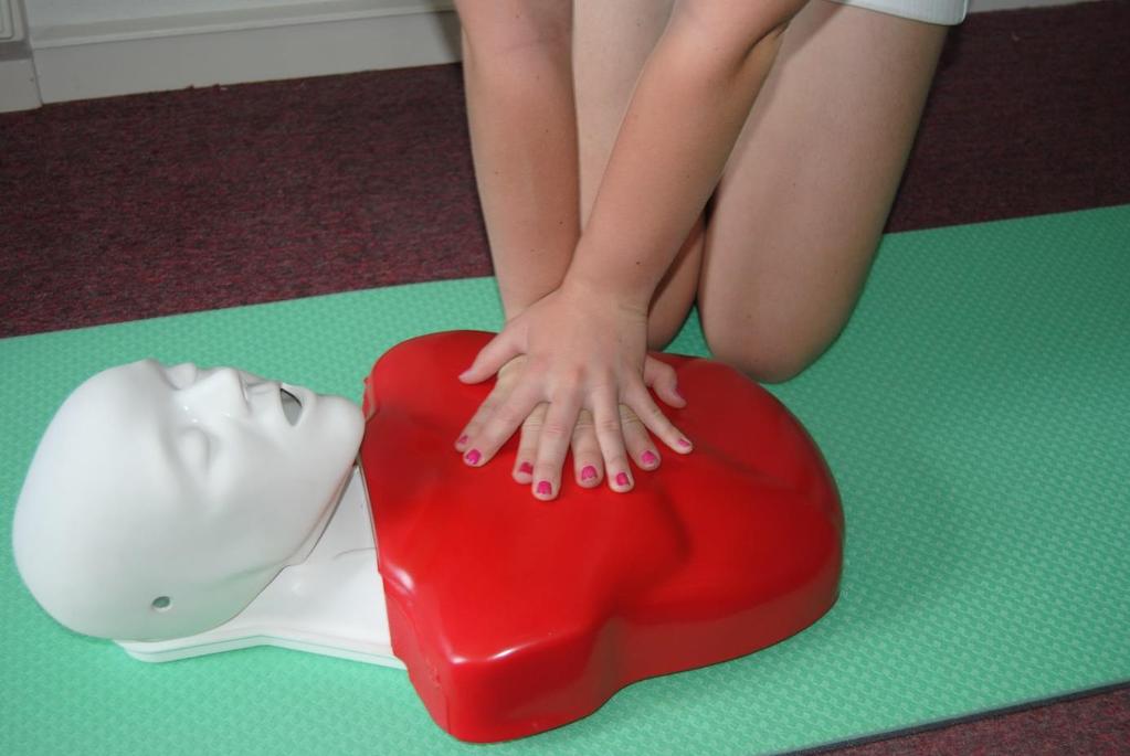 Časná defibrilace může být provedena pomocí zachránců, kteří použijí AED, který je na místě. Obrázek 1. umístění rukou při lkardiopulmonální resuscitaci (foto:vlastní archiv) 2.
