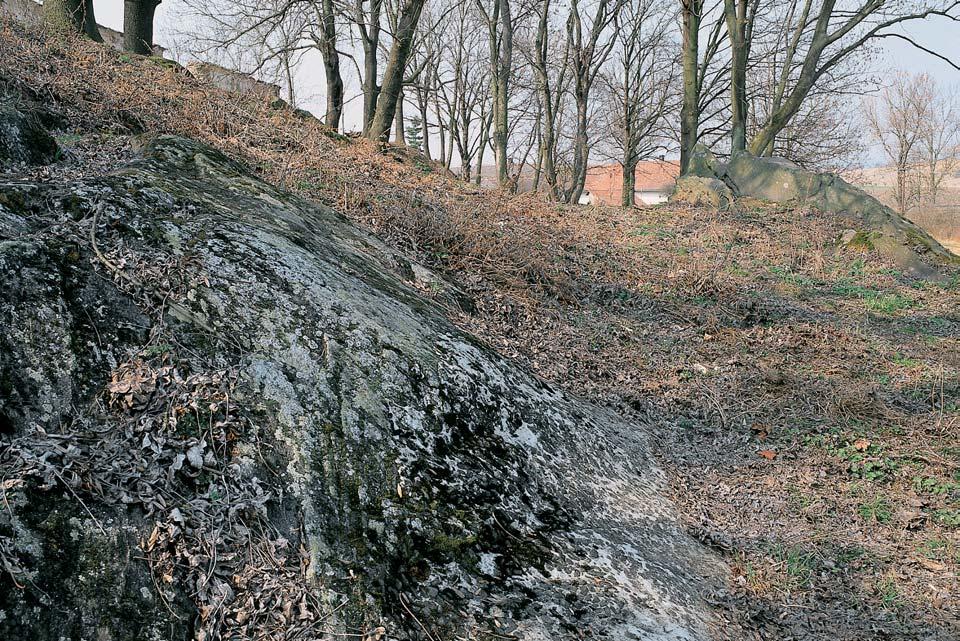 Okres Kutná Hora Pfiírodní památka Zbyslavská mozaika Severov chodní svah kam ku, na nûmï stojí obec Zbyslav, 00 m severnû od kostela na pozemku Pod pansk mi stodolami.