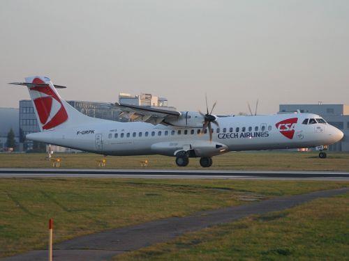Letoun 2: ATR72 dvoumotorový, turbovrtulový, dopravní letoun nízké až střední kapacity cestujících, krátkého až středního doletu, používaný k pravidelné dopravě