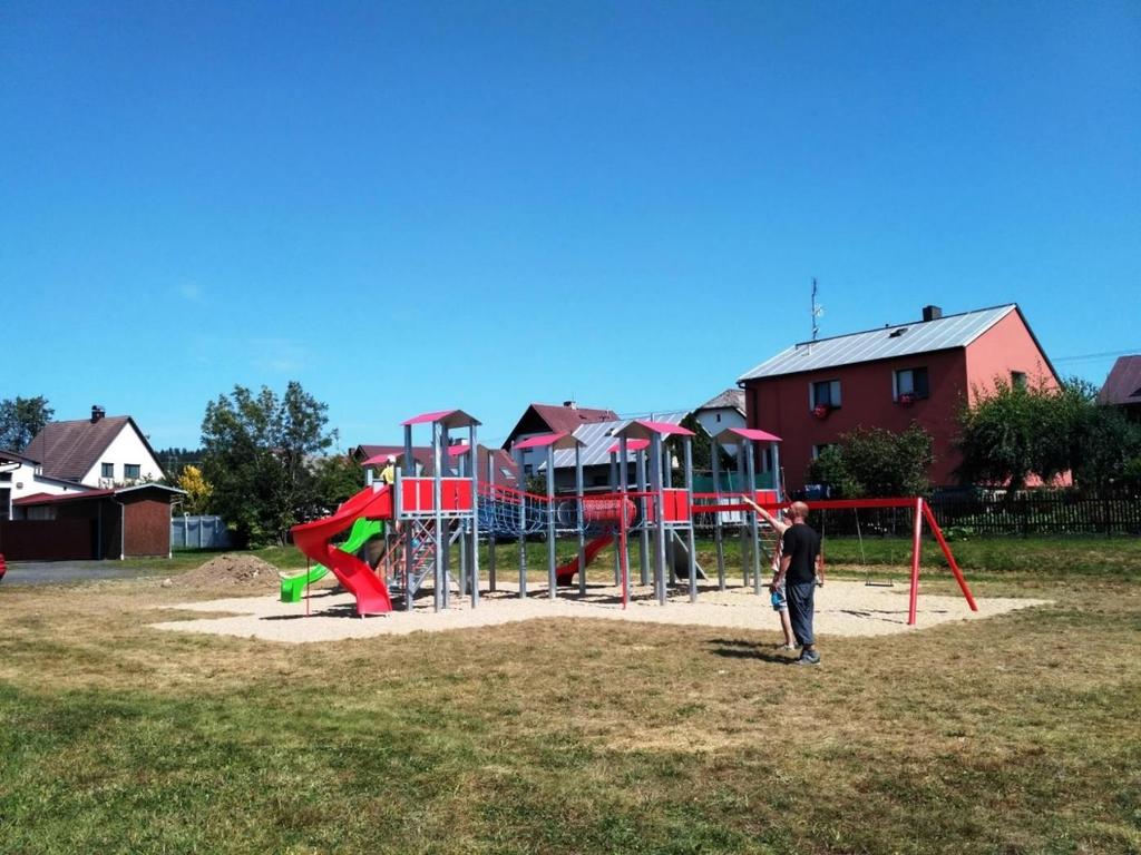 Obr. 1 Dětské hřiště Pešlák vybudované v roce 2017 6. VIZE A PRIORITY Obec Škrdlovice iniciuje podnícení zájmu o sport.
