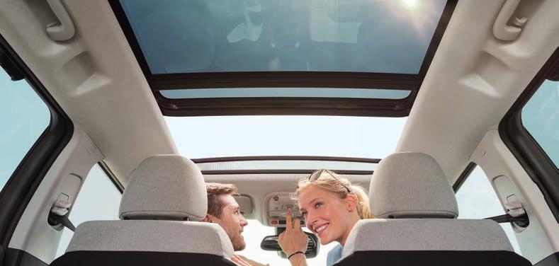 OTEVÍRATELNÉ PANORAMATICKÉ STŘEŠNÍ OKNO * Velká okna a prosklená panoramatická střecha společně prosvětlují interiér vozu CITROËN C3 AIRCROSS a navozují dojem otevřeného a vzdušného prostoru.