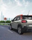 V případě, že hrozí nebezpečí srážky, zazní výstražný signál, a pokud řidič nereaguje, začne systém sám automaticky brzdit.