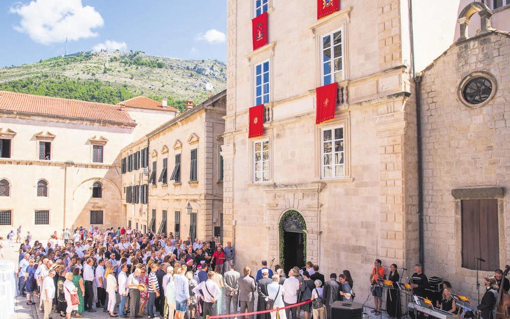 OBNOVLJENA BISKUPSKA PALAČA: Biskup Uzinić se uskoro vraća u Grad Veliki broj stanovnika Dubrovnika okupio se u utorak, 10.