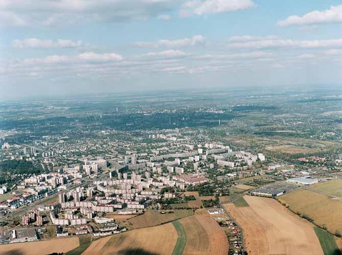 Ostravsko Pohled z jihu na sídli tû Dubina a HrabÛvka, v pozadí v robní areál Vítkovic v Ostravû. láky a Îidy byl zfiízen koncentraãní tábor ve Skrochovicích na Opavsku.