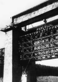 pfies KoÏeluÏsk potok vyrobeného v kvûtnu 1951 v Liticích byla zji tûna krychelná pevnost betonu v tlaku po 28 dnech 82 MPa. Beton v ak byl kfiehk.