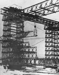 Obr. 6 Pfieprava trámu v Námestove Fig. 6 Girder transport in Námestovo ce se pfii zvedání lekla a ponechala v pusè tlakové kapaliny otevfienou, se trám pfieklopil.