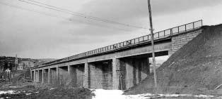 Podvozky pod prvním trámem byly zkfiíïeny a jejich posuv na opûru vyïadoval velké úsilí. Pfied zaváïením druhého trámu byly kolejnice natfieny vazelínou, ale nebylo zaji tûno brzdûní podvozkû.