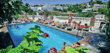 pro dospělé od 18 let průměrný věk 27 let (v létě 22 let) Málaga, špičková škola, konverzace ve skupině 6 studentů, vlastní hotel a bazén, WiFi zdarma, 2 týdny kurzu od 10 260 Kč, 12 týdnů od 52 980
