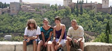 pro dospělé od 16 let průměrný věk 24 let (v létě 20 let) Granada, Madrid, Sevilla, výborné školy pro mladé dospělé, nejvíce 14 studentů ve, 2 týdny kurzu od 8 590 Kč, 12 týdnů kurzu od 42 640 Kč!