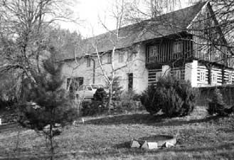 ztrátám. Kaple z 19. stol. byla od r. 1960 rozebírána na stavební materiál. V r.
