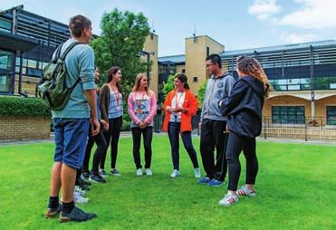 věku 13-17 let, kteří se chtějí zdokonalit v angličtině a chtějí poznat Londýn. Classic Campus má 20 lekcí týdně ve skupině nejvíce 15 studentů a bohatý program pro volný čas.