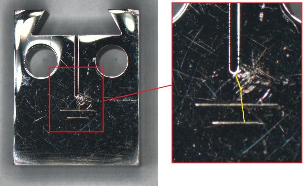 provádění zkoušek za teplot -70 až 320 C. Zkušební stroj nebyl opatřen snímačem a růst trhliny byl kontrolován opticky. 6.3 CT těleso s nacyklovanou únavovou trhlinou, zvýrazněnou ve výřezu.