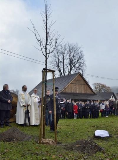 , proběhla česko-slovenská mše, zasadili jsme novou lípu v centru obce a odhalili její pamětní desku. Velmi vydařená akce i přes nepříznivé počasí. SDH Mosty u Jablunkova.