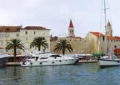 Mořská brána a Pevninská brána a další). Od r. 1997 je Trogir dokonce i zapsán do listiny světového kulturního dědictví organizace UNESCO.