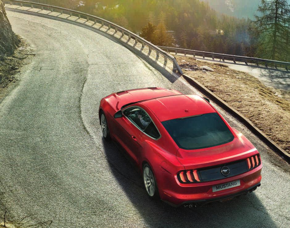 Svižný. Ačkoli byl Mustang vždy synonymem pro jedinečný sportovní vůz, nabízí nyní zážitky dosahující nových výšin.