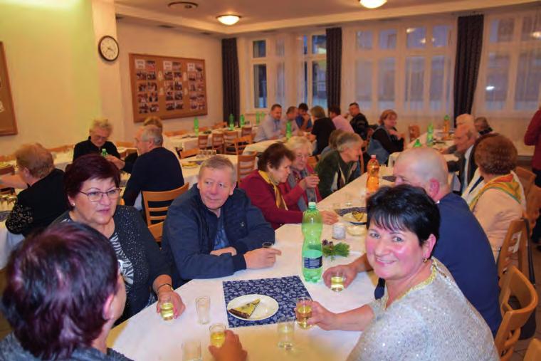 - igelitové modré tašky s bílým znakem obce a nápisem Obec Liptál. Rozměr 350 x 500 mm cena 6 Kč, rozměr 450 x 500 mm cena 18 Kč. Posezení se seniory V sobotu 8.