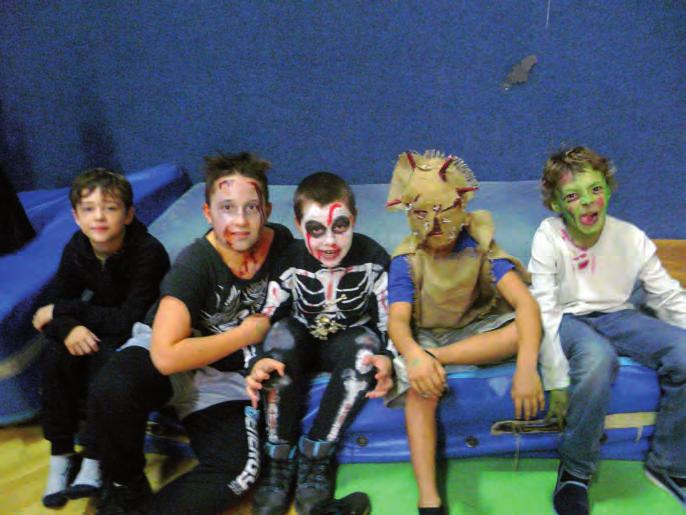Prohlédli jsme Také letos naši deváťáci zachovali tradici a stejně jako jejich předchůdci přichystali velkolepou oslavu Halloweenu.