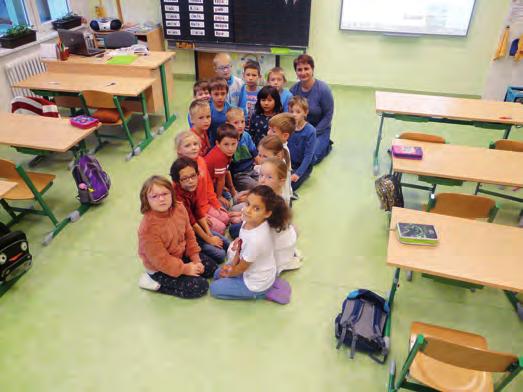 ti Československého červeného kříže poskytovali první pomoc zraněným spolužákům a na stanovišti armády předvedli
