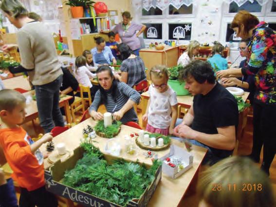 Středa byla slavnostním dnem. Povídali jsme si o tradicích a pranostikách, zpívali koledy. Hned po spaní jsme v každé třídě připravili spirálu z větviček.