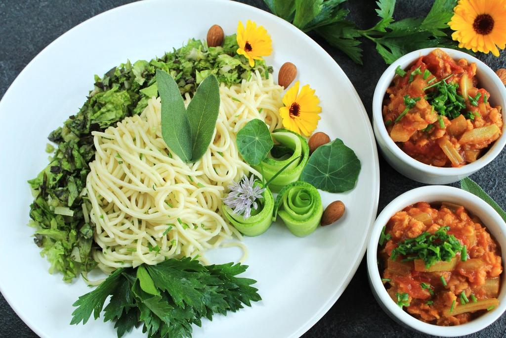 04 Špagety se zeleninovým lečem Suroviny zeleninové lečo: 5 menších rajčat 2 bílé papriky 1 červená paprika 4 stonky řapíkatého celeru 2 velké červené cibule 1-2 lžičky himalájské soli 2 lžíce