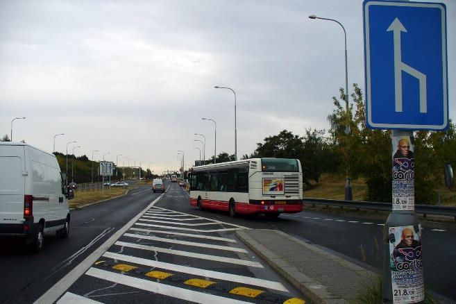 vyhrazeného jízdního pruhu či zastávky příslušným uspořádáním komunikace či stavebním řešením, zajištění chráněného sjezdu BUS z tramvajového tělesa, realizace zastávkových mysů, zátkových zastávek