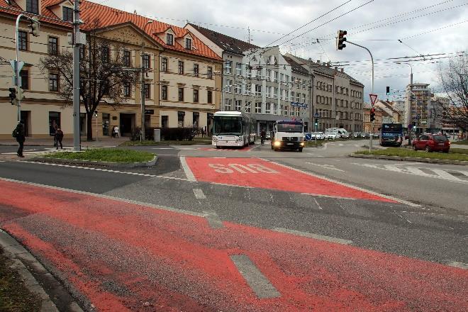 automobilové dopravy tak, v tunelu a přilehlém úseku byl vždy provoz plynulý. Na téměř všech křižovatkách řízených SSZ má tramvajová doprava absolutní preferenci. Obr.