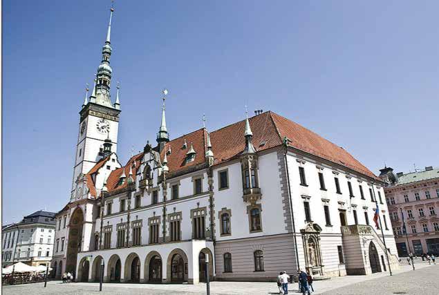 77 text + obrázek Staroměstská mostecká věž v Praze Zdroj: Nakladatelství Fraus / Karel Brož Radnice v Olomouci Zdroj: Shutterstock / Jan Krcmar, 2014 Staroměstská mostecká věž se nalézá na