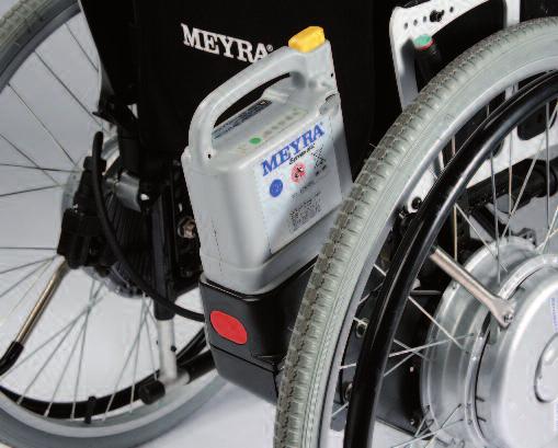 ELEKTRICKÉ VOZÍKY SERVOMATIC Nadstandardní verze elektrického vozíku SERVOMATIC v kombinaci s mechanickým vozíkem 3.352 X3. Baterie je umístěna za pravou zádovou trubkou.