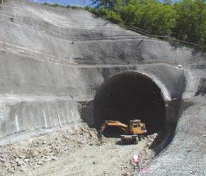 směrovém oblouku 250 m a 500 m byla použita délka bloku betonáže jen 5 m. Dokončením tunelu v listopadu 1997 jeho smolná historie neskončila.