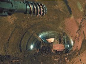 Ostění raženého tunelu bylo navrženo jako dvouplášťové s mezilehlou, deštníkovou izolací v oblasti horní klenby a boků. Spodní klenba tunelu nebyla izolována.