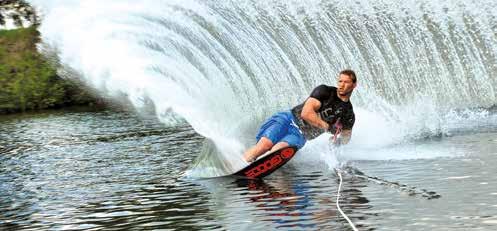 V parku Na Špici vám zábavu zajistí vodní nafukovací atrakce či paddleboarding, zábavní vodní disciplína, při níž si kromě samotné jízdy můžete na prkně vyzkoušet také jógu a fitness nebo