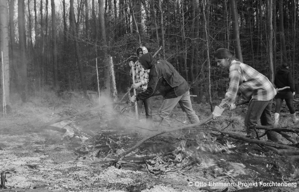 Archeologické rozhledy LXIV 2012 215 Obr. 2. Forchtenberg, Německo. Spalování větví k pohnojení experimentálního pozemku, na kterém se provádějí pokusy s neolitickými způsoby pěstování obilnin.