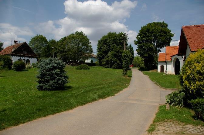 V současné době je náves poměrně upravená a v dobrém stavu. Páteřní místní komunikace a vjezdy na pozemky mají nový asfaltový povrch.