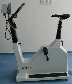 Bicyklový ergometr: Popis: Bicyklový ergometr s možností nastavení zátěže (od 20 do 999 W). Maximální hmotnost pacienta 120 kg.