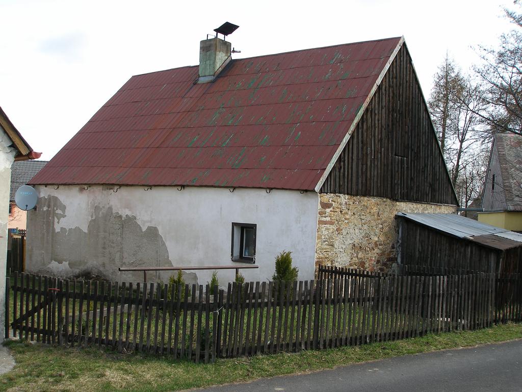 36, pozemku p.č.1, pozemku p.č. 599/4, pozemku p.č. 599/5 a budovy č.p. 25 nacházející se na pozemku p.č. St. 36 ( včetně jejich příslušenství a včetně práv a závad s nemovitostmi spojenými ).