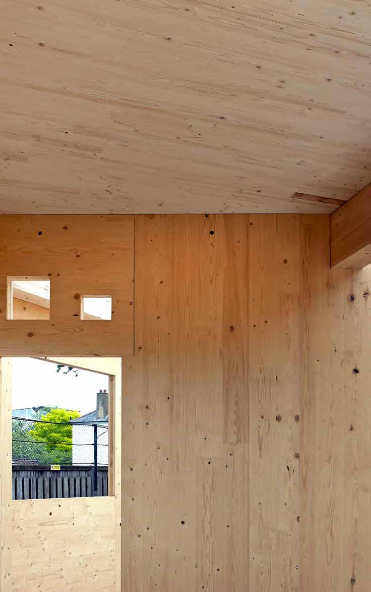 Cross Laminated Timber (CLT), známý pod názvem CLT panel, přímo symbolizuje ekologii a hospodárnost dřevěných konstrukcí.