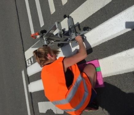 20 4.4 Drsnost Je vlastnost povrchu VDZ daná jeho texturou, která určuje míru spolupůsobení pneumatik vozidla a vodorovného dopravního značení při pohybu kola.