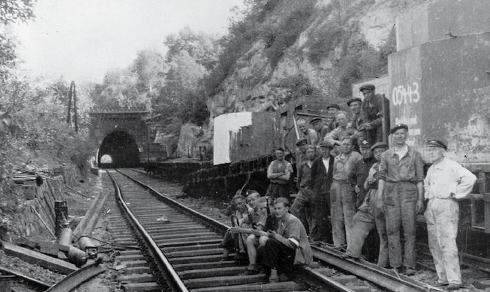 Z HISTORIE K Z pokračovaly setrvačností dál, až narazily na přední vozy pancéřového vlaku a jeho další jízdu na Prahu ukončily.