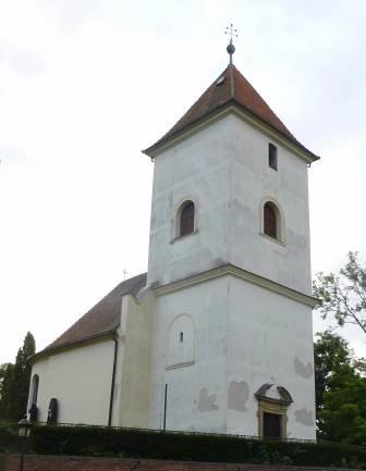 Kaple sv. Martina (Josefa) na jejím místě původně stával farní kostel sv. Martina. Kostel roku 1638 vyhořel, byl přestavěn a jako farní kostel sloužil do roku 1784, kdy byl odsvěcen a přeměněn na vojenské skladiště.