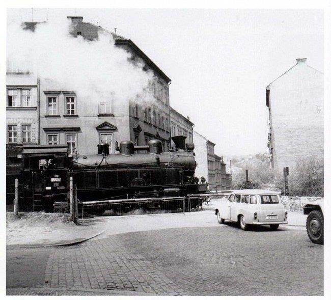 Obrázek 1 křížení ulic Na Žertvách, Ronkovy a Vacínovi, 1963 Cíle Vytvořit mapu vývoje zástavby na palmovské křižovatce za posledních sto padesát let, kterou